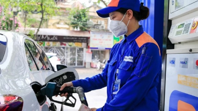 Chiều 11/9: Giá xăng bất ngờ giảm sau 3 kỳ tăng, dầu diesel tiếp tục leo nhẹ