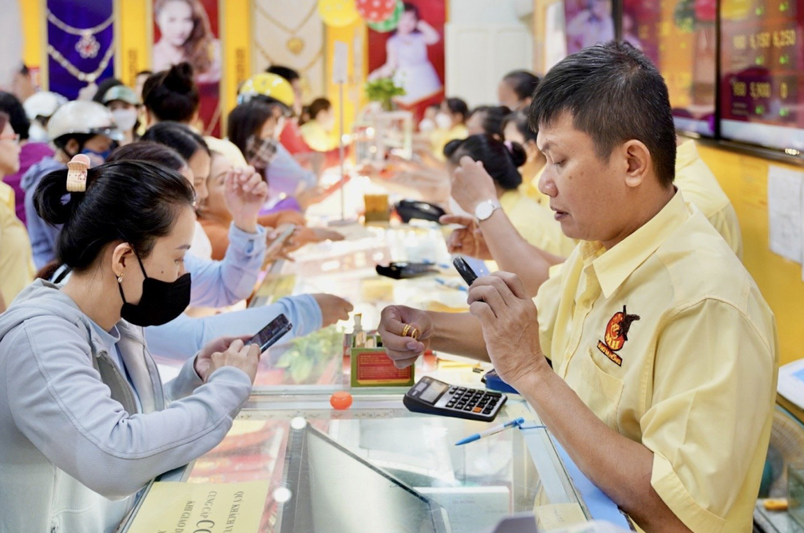 Giá vàng hôm nay 15/9: Vàng miếng giảm mạnh, vàng thế giới leo dốc – nhà đầu tư phân hóa Giá vàng hôm nay 15/9: Vàng miếng giảm mạnh, vàng thế giới leo dốc – nhà đầu tư phân hóa