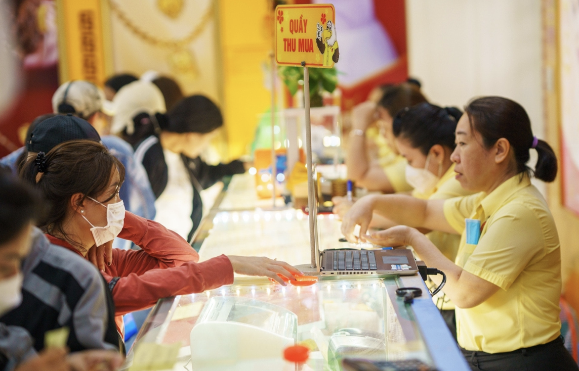 Giá vàng hôm nay 18/9: Vàng miếng đứng yên, thế giới giảm mạnh – Cảnh báo lừa đảo tăng khi giá “leo cao” Giá vàng hôm nay 18/9: Vàng miếng đứng yên, thế giới giảm mạnh – Cảnh báo lừa đảo tăng khi giá “leo cao”