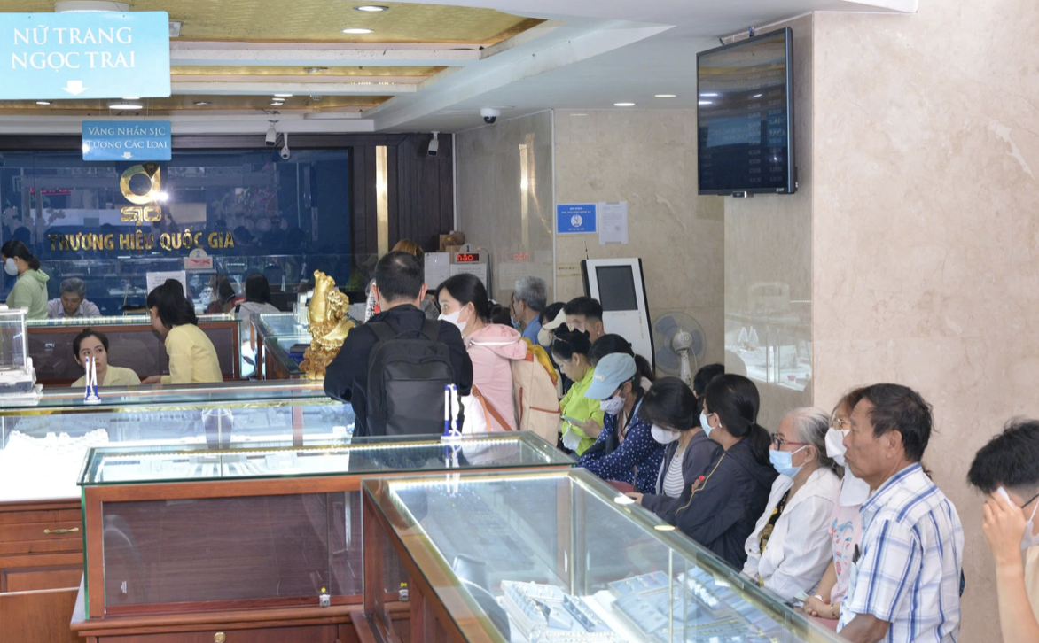 Giá vàng hôm nay ngày 19/9: Giá trong nước giảm nhẹ, vẫn cao hơn thế giới gần 16 triệu đồng/lượng Giá vàng hôm nay ngày 19/9: Giá trong nước giảm nhẹ, vẫn cao hơn thế giới gần 16 triệu đồng/lượng