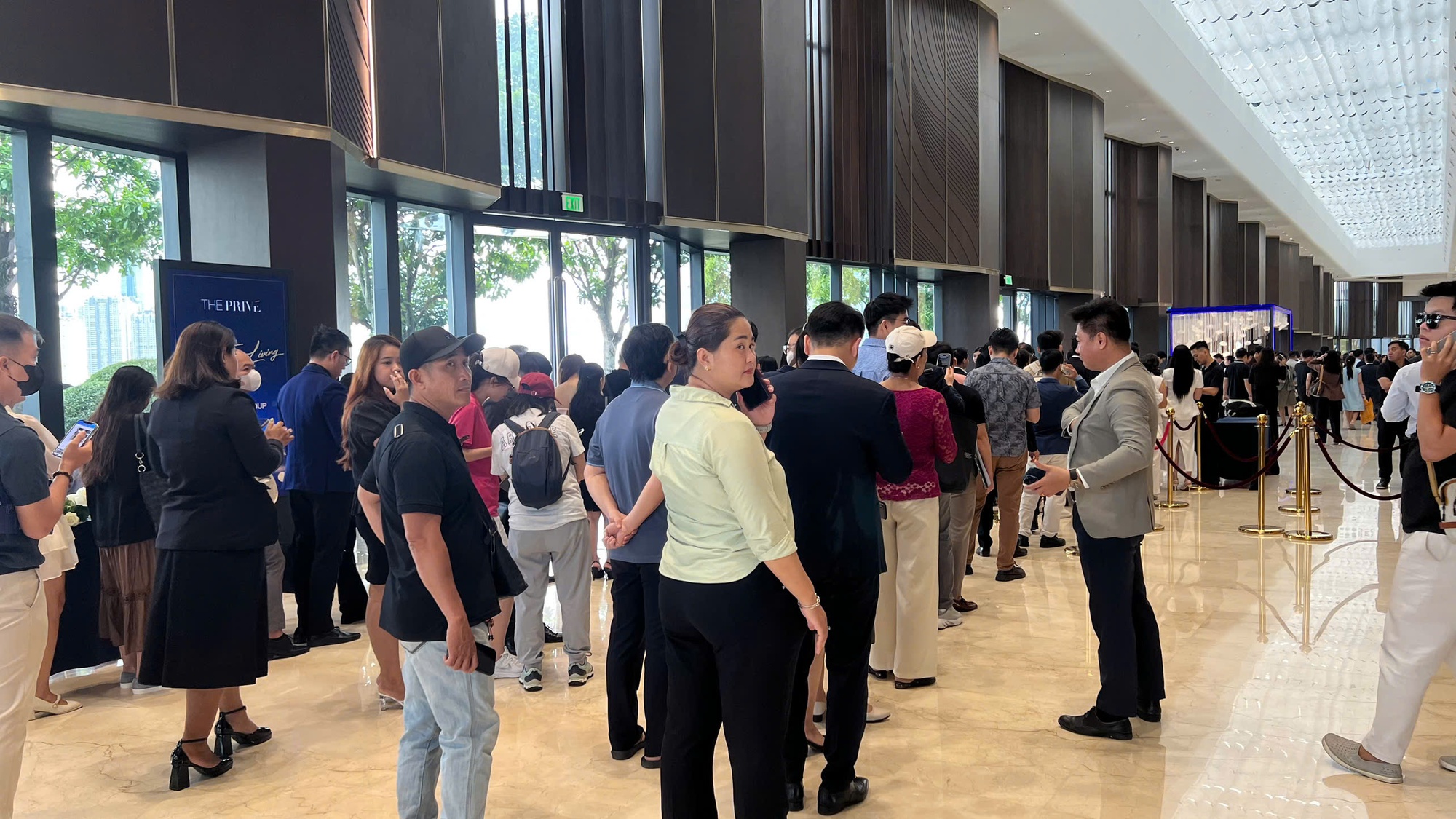 Bán căn hộ “chỉ dành cho người có quan hệ”? Hé lộ những chiêu giành quyền mua đang làm méo mó thị trường bất động sản