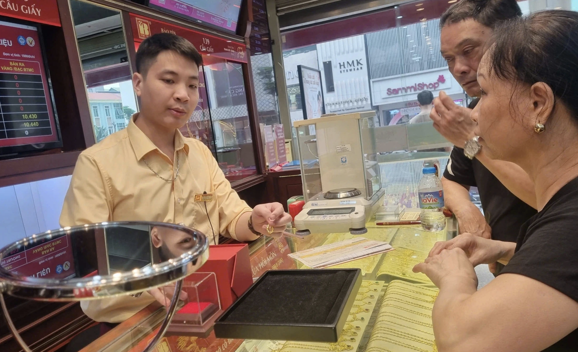 Giá vàng hôm nay 2/10: Vàng miếng vượt 138 triệu đồng, tiếp tục lập đỉnh mới Giá vàng hôm nay 2/10: Vàng miếng vượt 138 triệu đồng, tiếp tục lập đỉnh mới