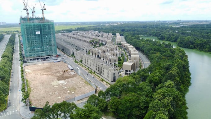 Khách hàng chen lấn mua căn hộ Orchard Grand khi dự án vẫn chỉ là bãi đất trống Khách hàng chen lấn mua căn hộ Orchard Grand khi dự án vẫn chỉ là bãi đất trống