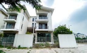Khu đô thị 7.000 tỷ đồng giữa lòng Hà Nội: Biệt thự trăm triệu/m² phủ rêu, cỏ mọc um tùm sau 15 năm bỏ hoang Khu đô thị 7.000 tỷ đồng giữa lòng Hà Nội: Biệt thự trăm triệu/m² phủ rêu, cỏ mọc um tùm sau 15 năm bỏ hoang