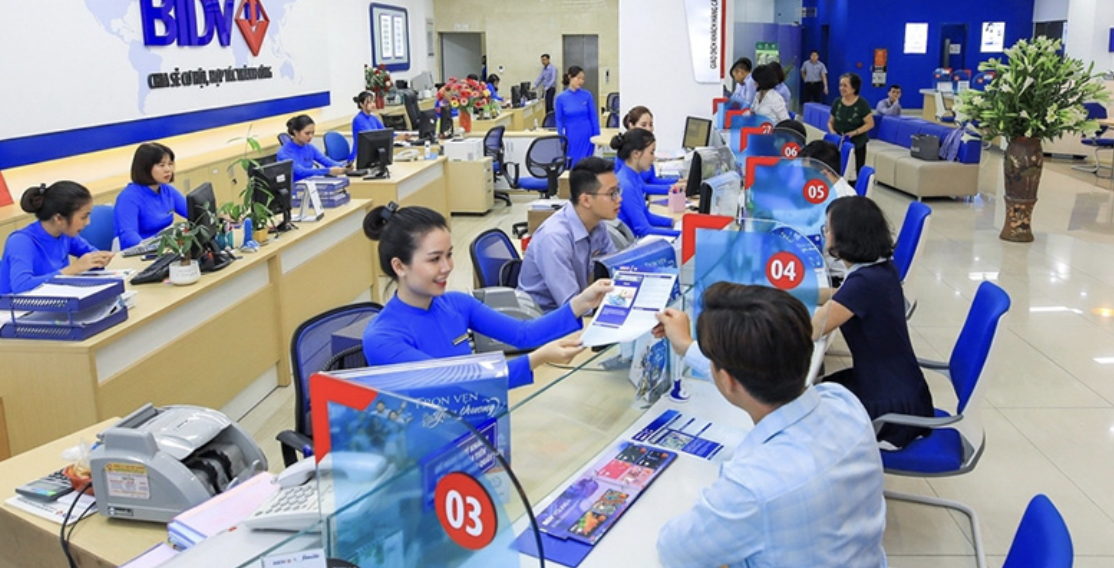Lãi suất ngân hàng 7-10: Ngân hàng tăng mạnh lãi suất huy động, có nơi cộng thêm tới 1,5%/năm để hút dòng tiền gửi Lãi suất ngân hàng 7-10: Ngân hàng tăng mạnh lãi suất huy động, có nơi cộng thêm tới 1,5%/năm để hút dòng tiền gửi
