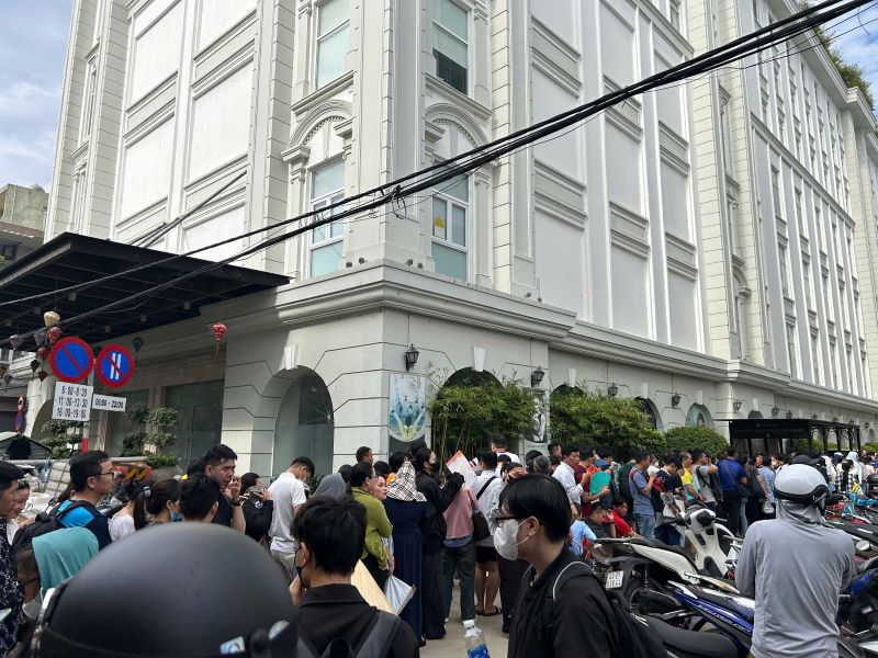Chen chúc xuyên đêm nộp hồ sơ mua nhà ở xã hội tại Đà Nẵng: 305 căn hộ ‘cháy hàng’ ngay ngày đầu mở bán Chen chúc xuyên đêm nộp hồ sơ mua nhà ở xã hội tại Đà Nẵng: 305 căn hộ ‘cháy hàng’ ngay ngày đầu mở bán