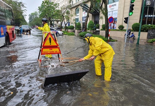 Hạ tầng thoát nước Hà Nội quá tải: ‘Cứ mưa rào là ngập’, công suất hệ thống chỉ bằng 1/8 nhu cầu thực tế