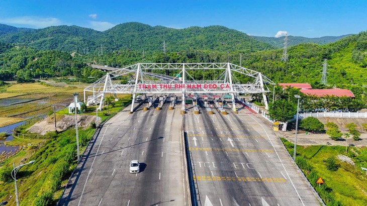 Tập đoàn Đèo Cả miễn phí toàn bộ xe chở hàng cứu trợ bão lũ qua 21 trạm thu phí trên cả nước