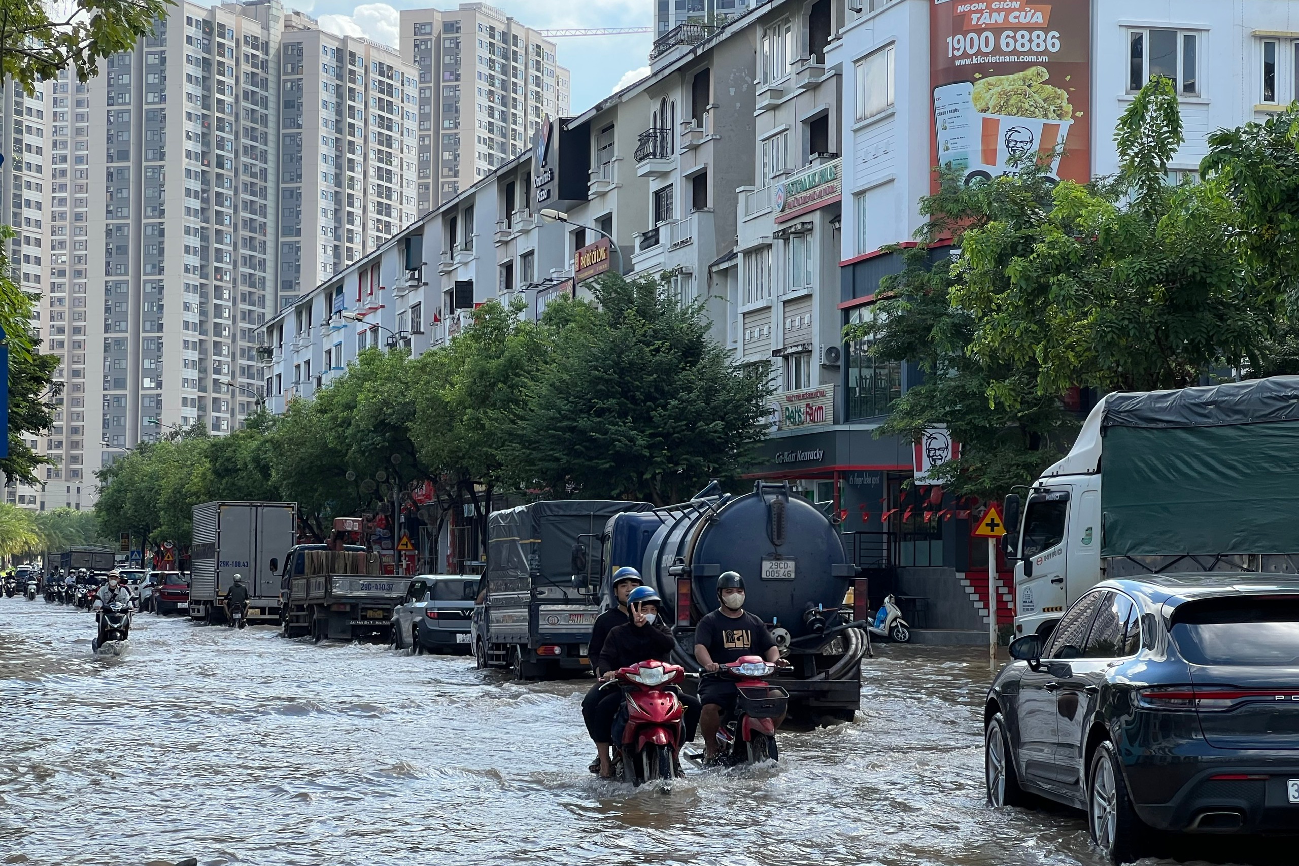 Bất động sản 24h: Khu biệt thự triệu đô ở Hà Nội vẫn chìm trong biển nước dù trời đã tạnh, đất nền Đà Nẵng tăng mạnh Bất động sản 24h: Khu biệt thự triệu đô ở Hà Nội vẫn chìm trong biển nước dù trời đã tạnh, đất nền Đà Nẵng tăng mạnh