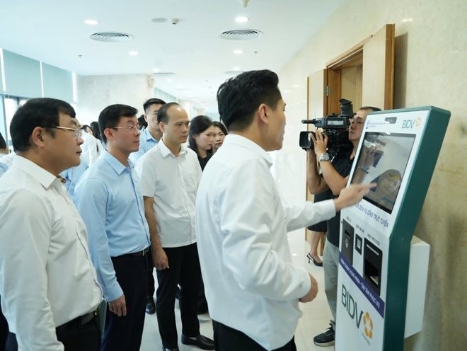 “Bùng nổ” cải cách hành chính: Người Hà Nội chính thức được nộp hồ sơ đất đai ngay tại điểm phục vụ cộng đồng “Bùng nổ” cải cách hành chính: Người Hà Nội chính thức được nộp hồ sơ đất đai ngay tại điểm phục vụ cộng đồng