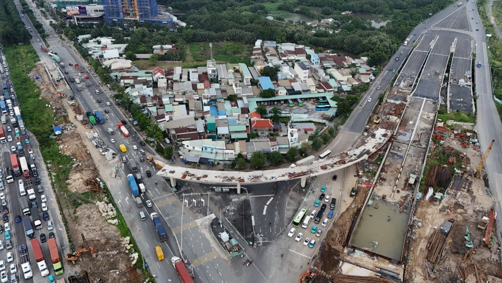 TP.HCM sắp tái khởi công tuyến Vành đai 2 dang dở nhiều năm, kỳ vọng “giải cứu” kẹt xe cửa ngõ phía Đông TP.HCM sắp tái khởi công tuyến Vành đai 2 dang dở nhiều năm, kỳ vọng “giải cứu” kẹt xe cửa ngõ phía Đông