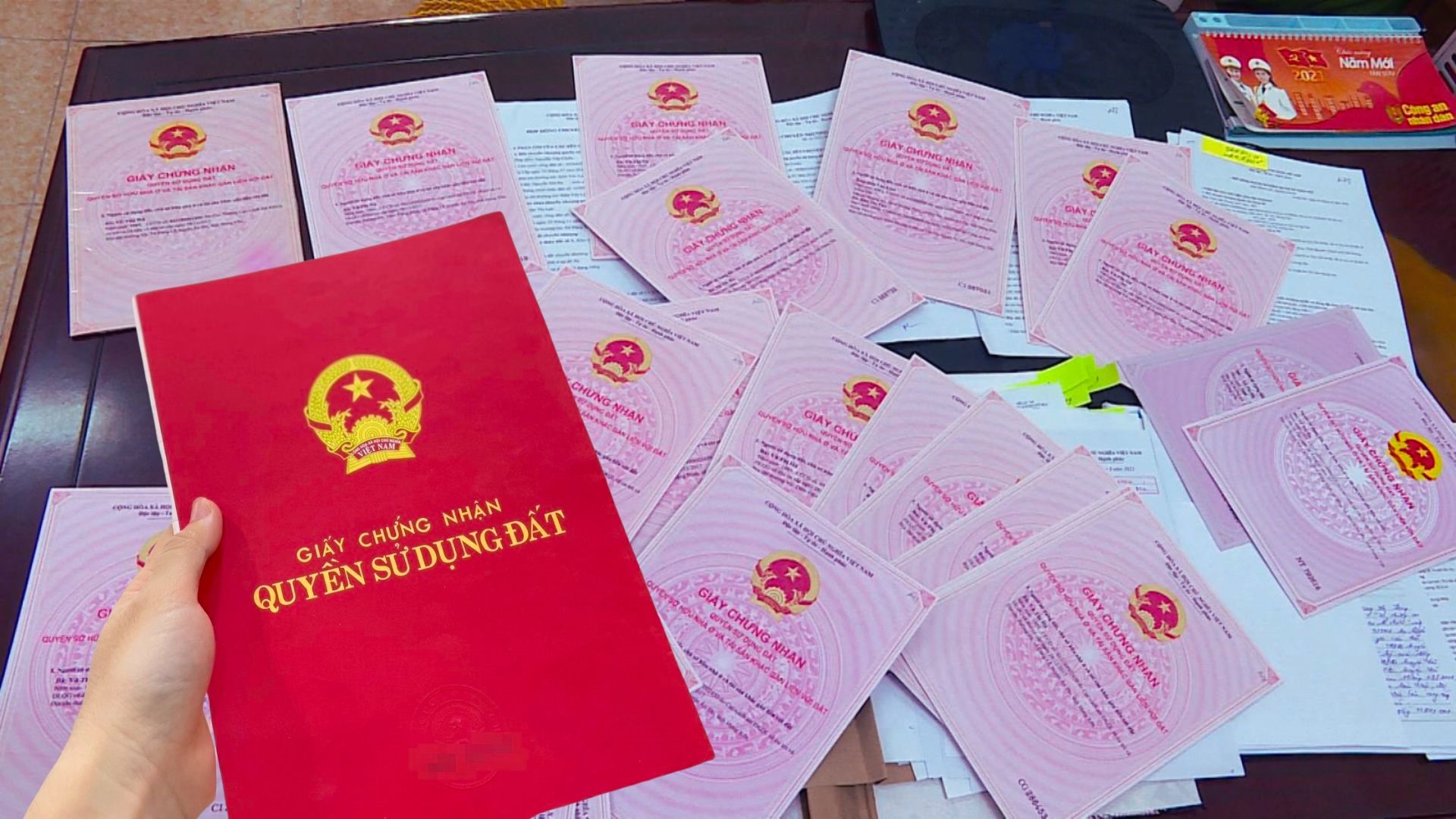 Hướng dẫn sang tên sổ đỏ cho đất thừa kế nhiều người: Tránh tranh chấp, đảm bảo quyền lợi hợp pháp Hướng dẫn sang tên sổ đỏ cho đất thừa kế nhiều người: Tránh tranh chấp, đảm bảo quyền lợi hợp pháp