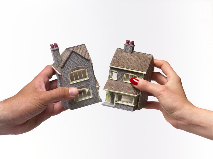 Đất được chia tài sản ly hôn – ai là người giữ sổ đỏ sau khi Tòa phân chia? Đất được chia tài sản ly hôn – ai là người giữ sổ đỏ sau khi Tòa phân chia?