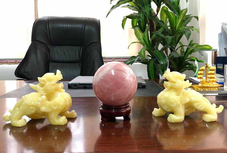 Cách chọn đá phong thủy đặt ở bàn khách – mang tài khí vào nhà và tạo điểm nhấn sang trọng Cách chọn đá phong thủy đặt ở bàn khách – mang tài khí vào nhà và tạo điểm nhấn sang trọng