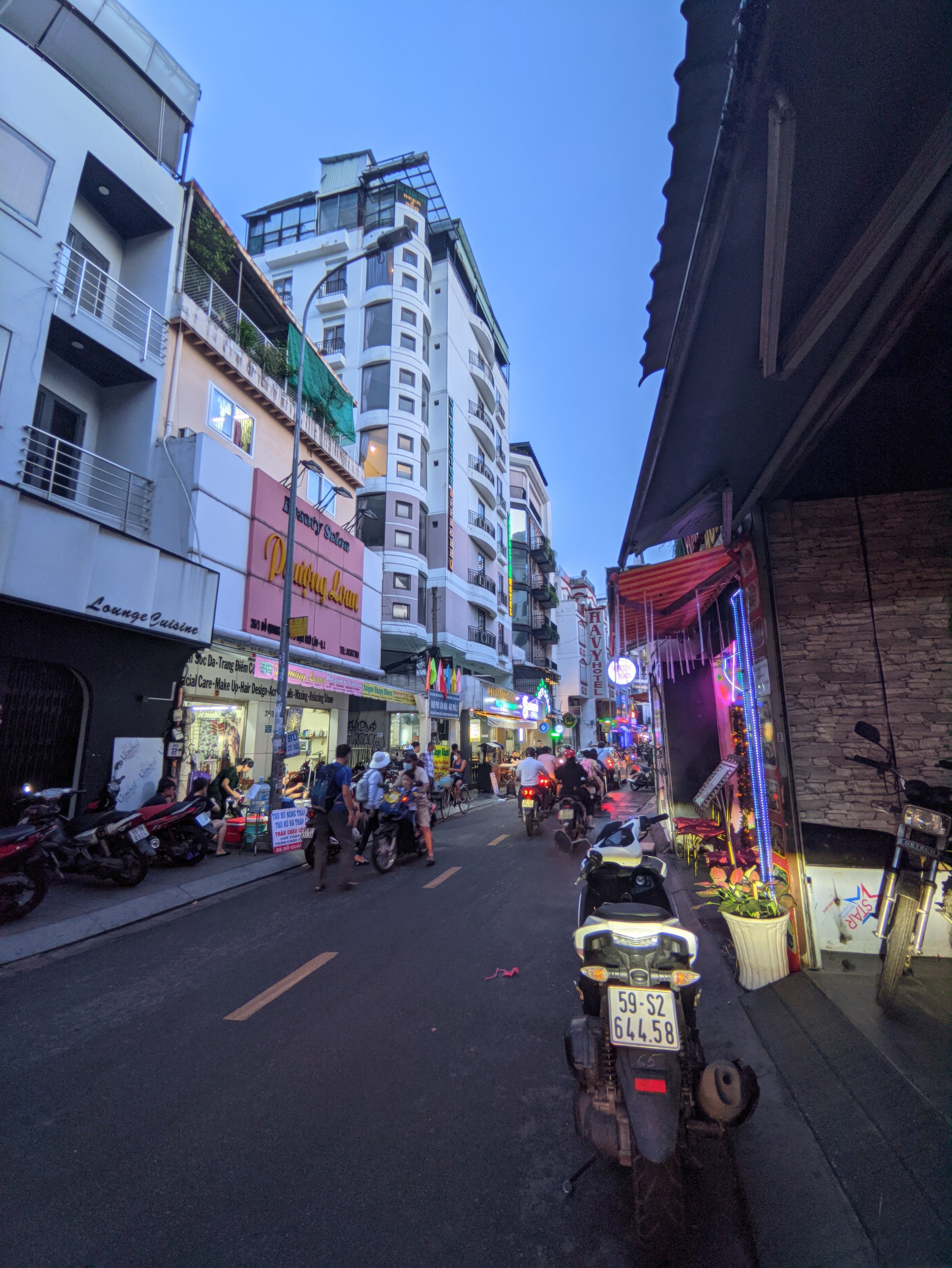 Cho thuê nhà MT Đỗ Quang Đẩu PNL Quận 1 (7.4x20m)Trệt 3 lầu ST.Gía thuê 140tr