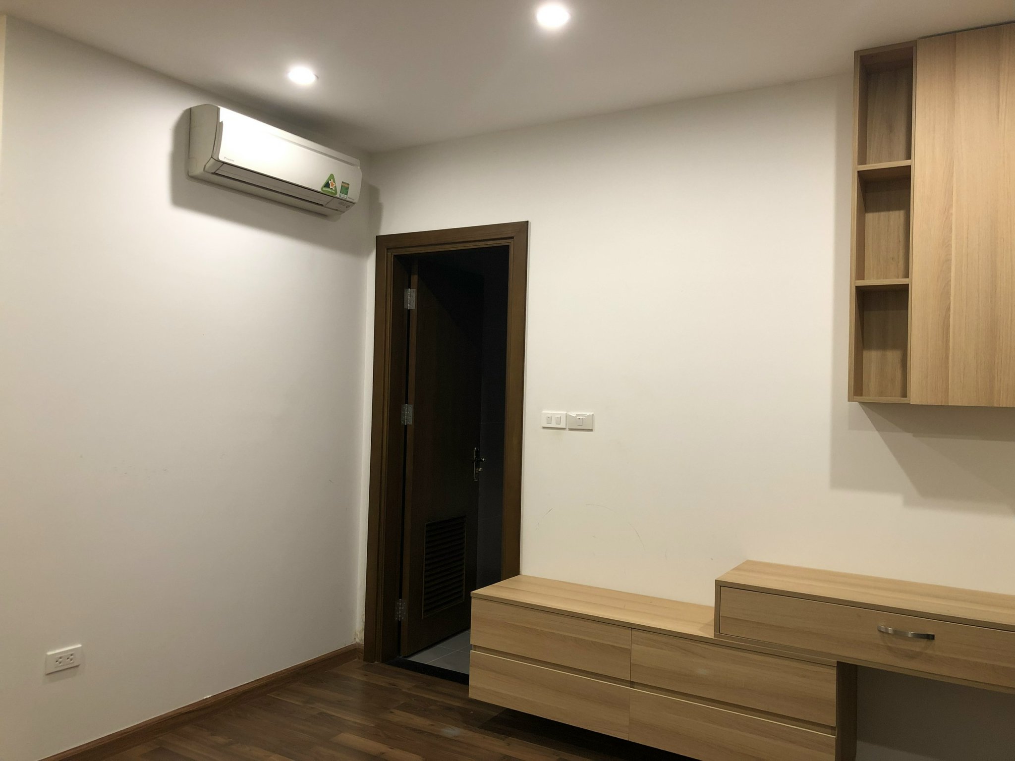 Cho thuê chung cư Goldmark City căn 3PN, Cơ Bản giá 15tr tại tòa R2