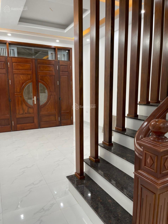 Cần bán gấp nhà mới xây 5 tầng tại ngõ 28 Xuân La. Diện tích 30m2/tầng giá 5,2 tỷ