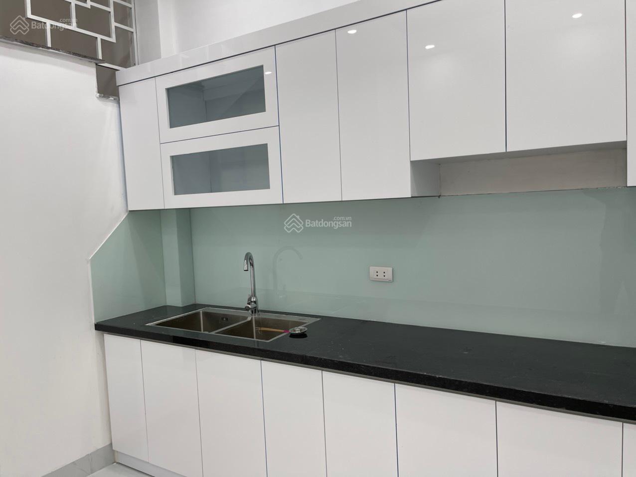 Cần bán gấp nhà mới xây 5 tầng tại ngõ 28 Xuân La. Diện tích 30m2/tầng giá 5,2 tỷ
