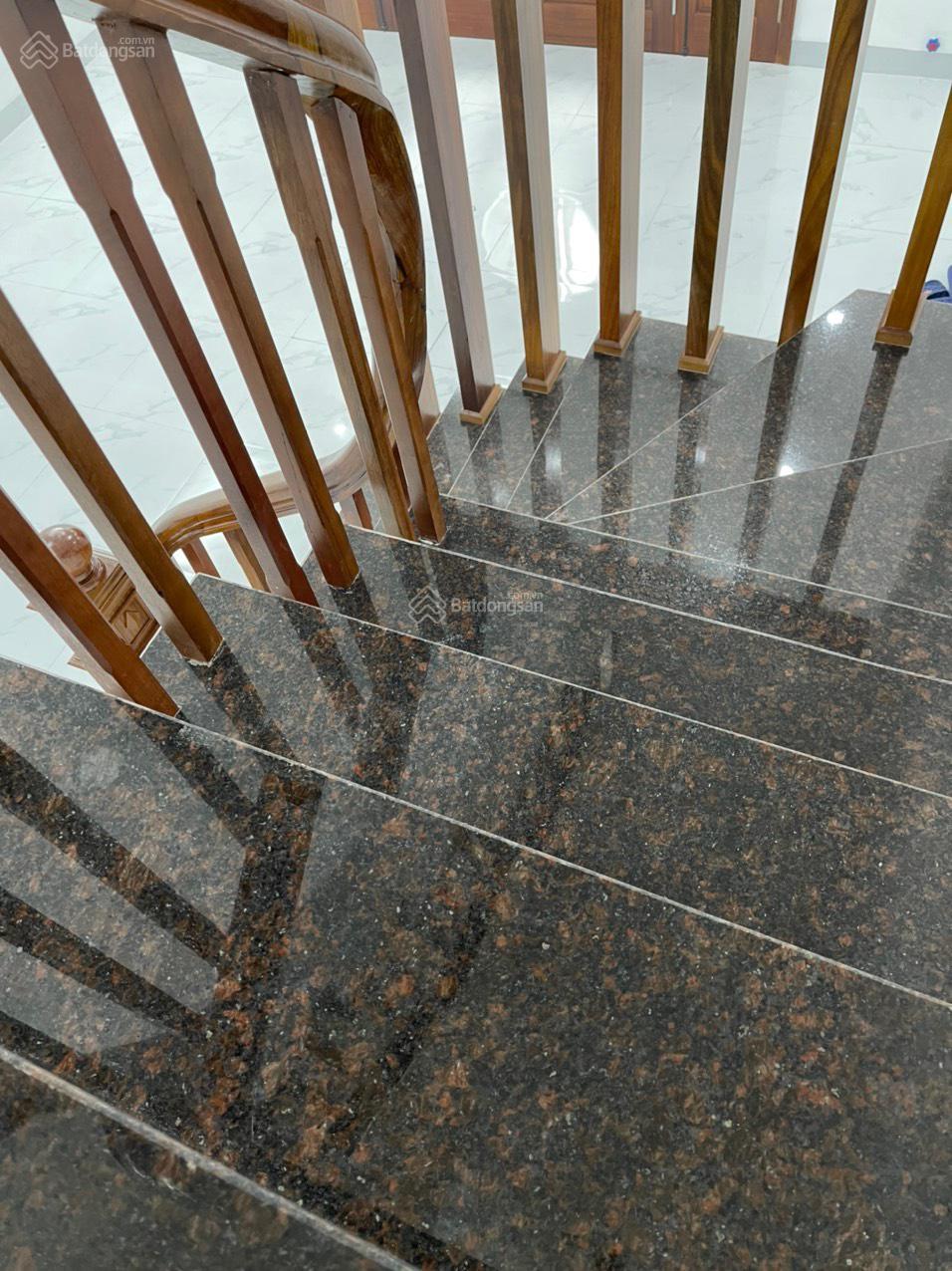 Cần bán gấp nhà mới xây 5 tầng tại ngõ 28 Xuân La. Diện tích 30m2/tầng giá 5,2 tỷ