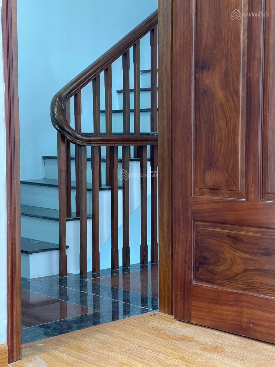 Cần bán gấp nhà mới xây 5 tầng tại ngõ 28 Xuân La. Diện tích 30m2/tầng giá 5,2 tỷ