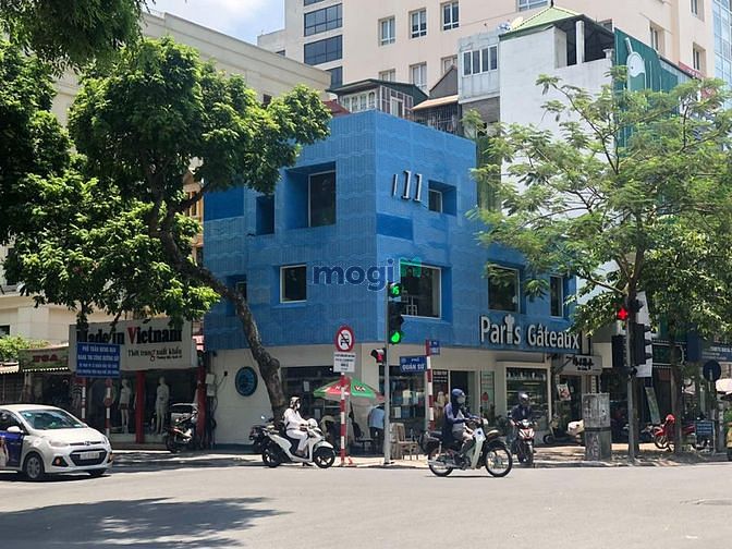 Chính chủ cho thuê nhà 4 tầng ngay mặt tiền Cầu Giấy. Diện tích 160m2 giá 45 triệu