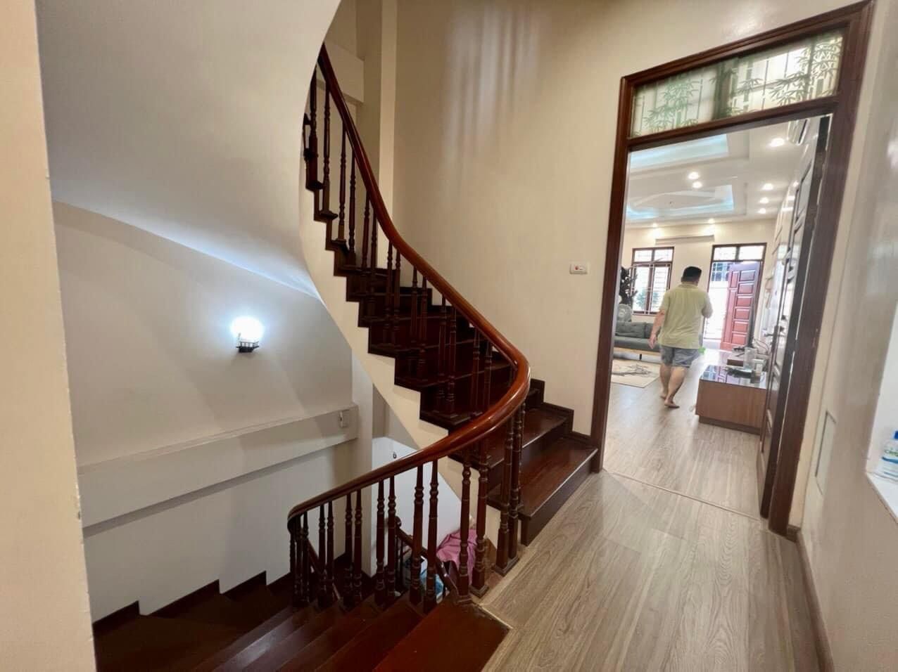 Cần bán nhà 5 tầng với mặt tiền rộng 4m ngay tại Long Biên, diện tích 66m2. Rất thích hợp để kinh doanh