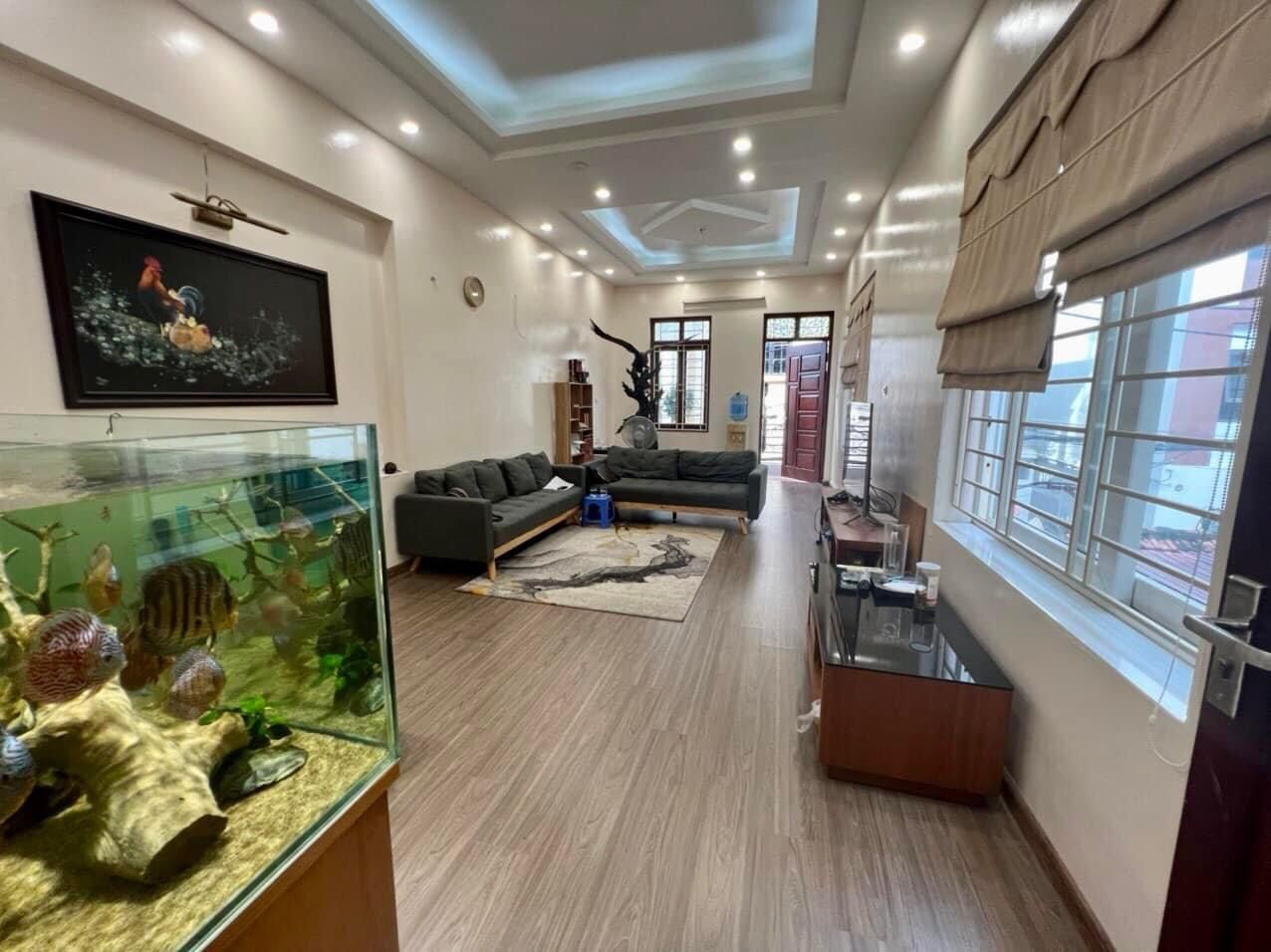 Cần bán nhà 5 tầng với mặt tiền rộng 4m ngay tại Long Biên, diện tích 66m2. Rất thích hợp để kinh doanh