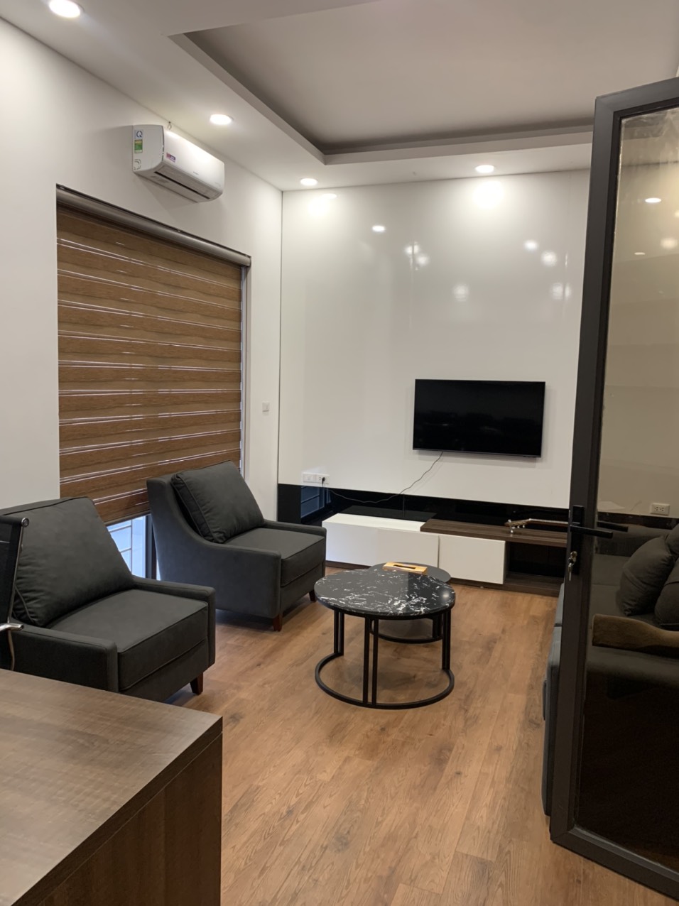 Chính chủ cho thuê biệt thự 3 tầng 220m2 giá 60 triệu/tháng tại KĐT Dịch Vọng, ngay cạnh công viên Cầu Giấy vô cùng sầm uất