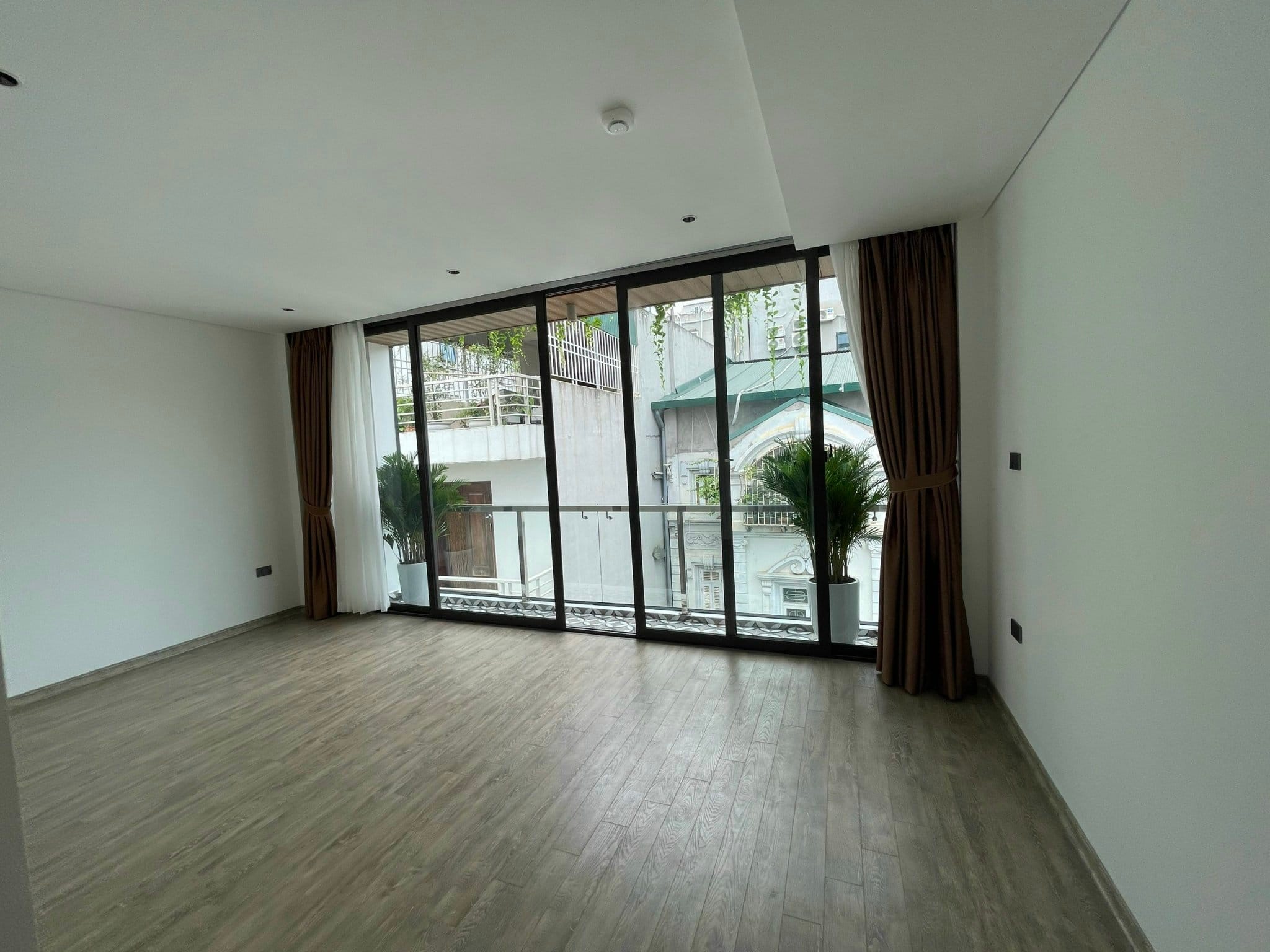 Bán nhà mới xây 5 tầng, diện tích 48m2 ngay tại cổng chợ Ngọc Lâm. Chính chủ sổ đỏ sẵn sàng giao dịch