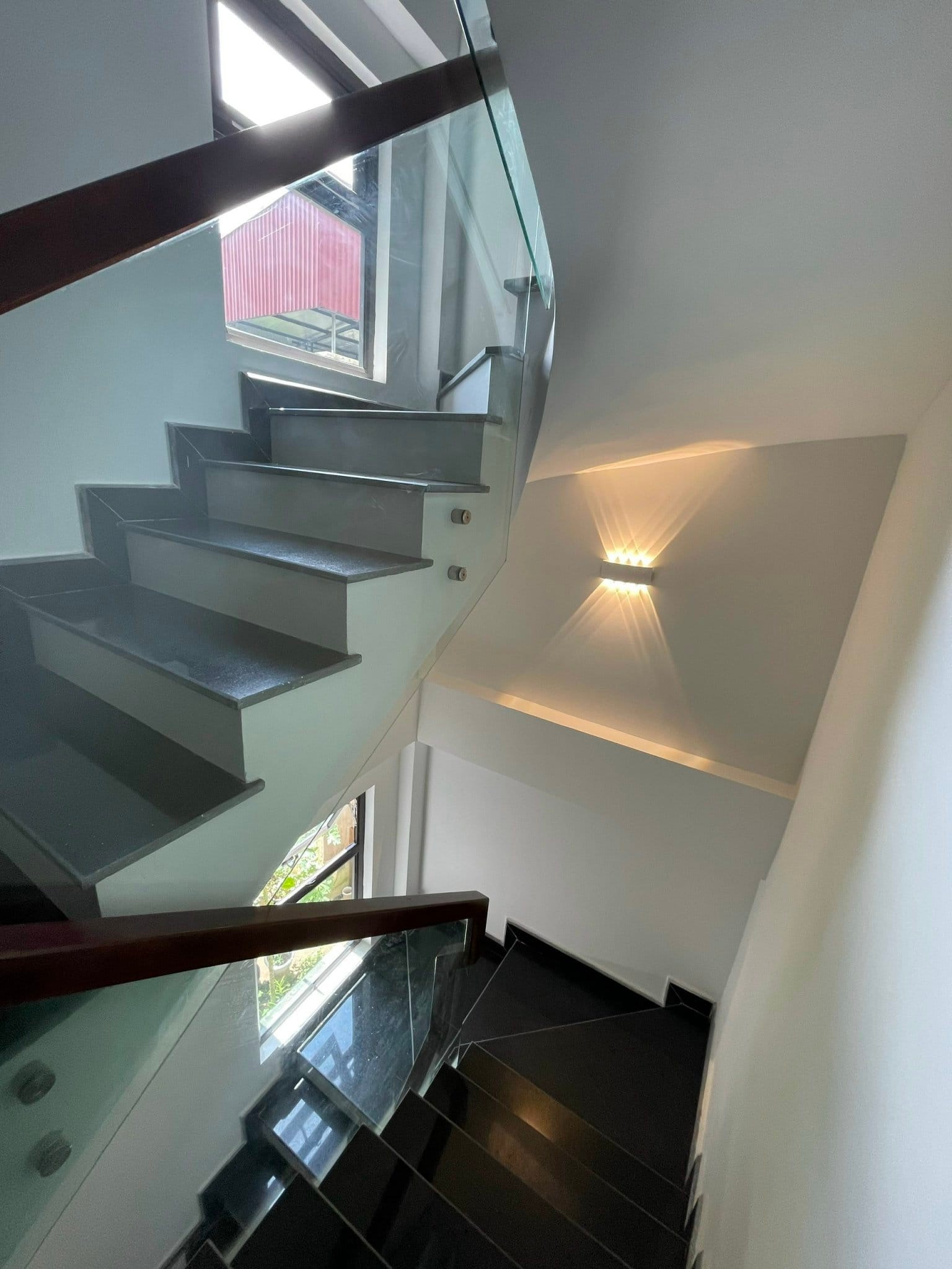 Bán nhà mới xây 5 tầng, diện tích 48m2 ngay tại cổng chợ Ngọc Lâm. Chính chủ sổ đỏ sẵn sàng giao dịch