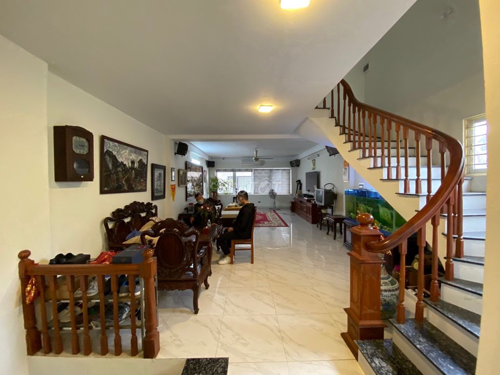Chính chủ cần cho thuê nhà 4 tầng 400m2 ngay tại Long Biên. Giá 20 triệu/tháng