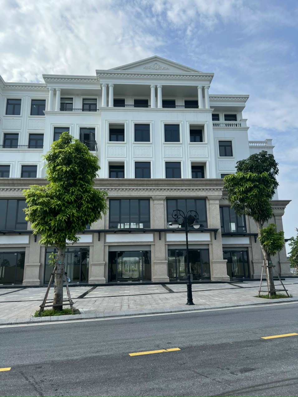 Chính chủ cần bán gấp căn shophouse tại Vinhomes Ocean Park. Diện tích 162m2 giá 15,5 tỷ
