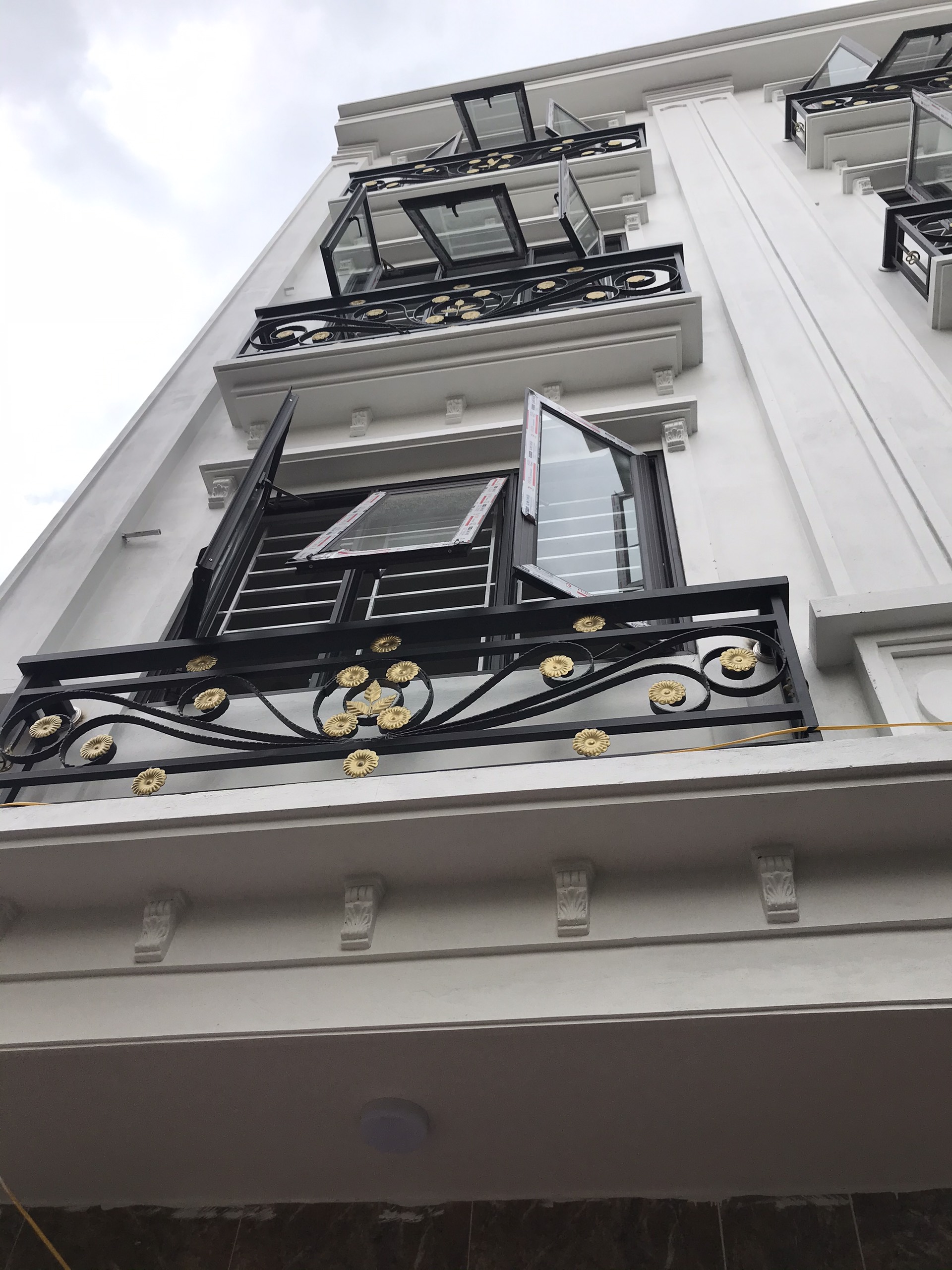 Chính chủ cần cho thuê nhà 6 tầng, rộng 50m2 ngay Hoàng Quốc Việt giá chỉ 20 triệu/tháng
