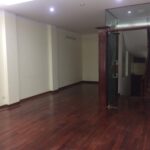 Cho thuê nhà hiện đại có thang máy đường xe công tránh ngõ 657 Lạc Long Quân. DT 100m2 giá 40 triệu/tháng