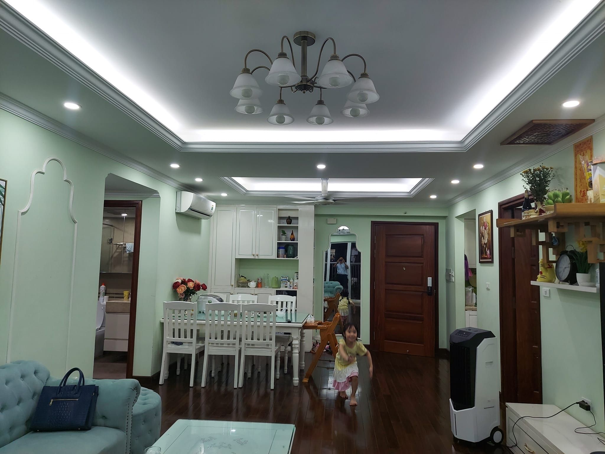 Bán gấp căn hộ 135m2 3PN full đồ, lô góc tại chung cư Linh Đàm. Giá rẻ bất ngờ