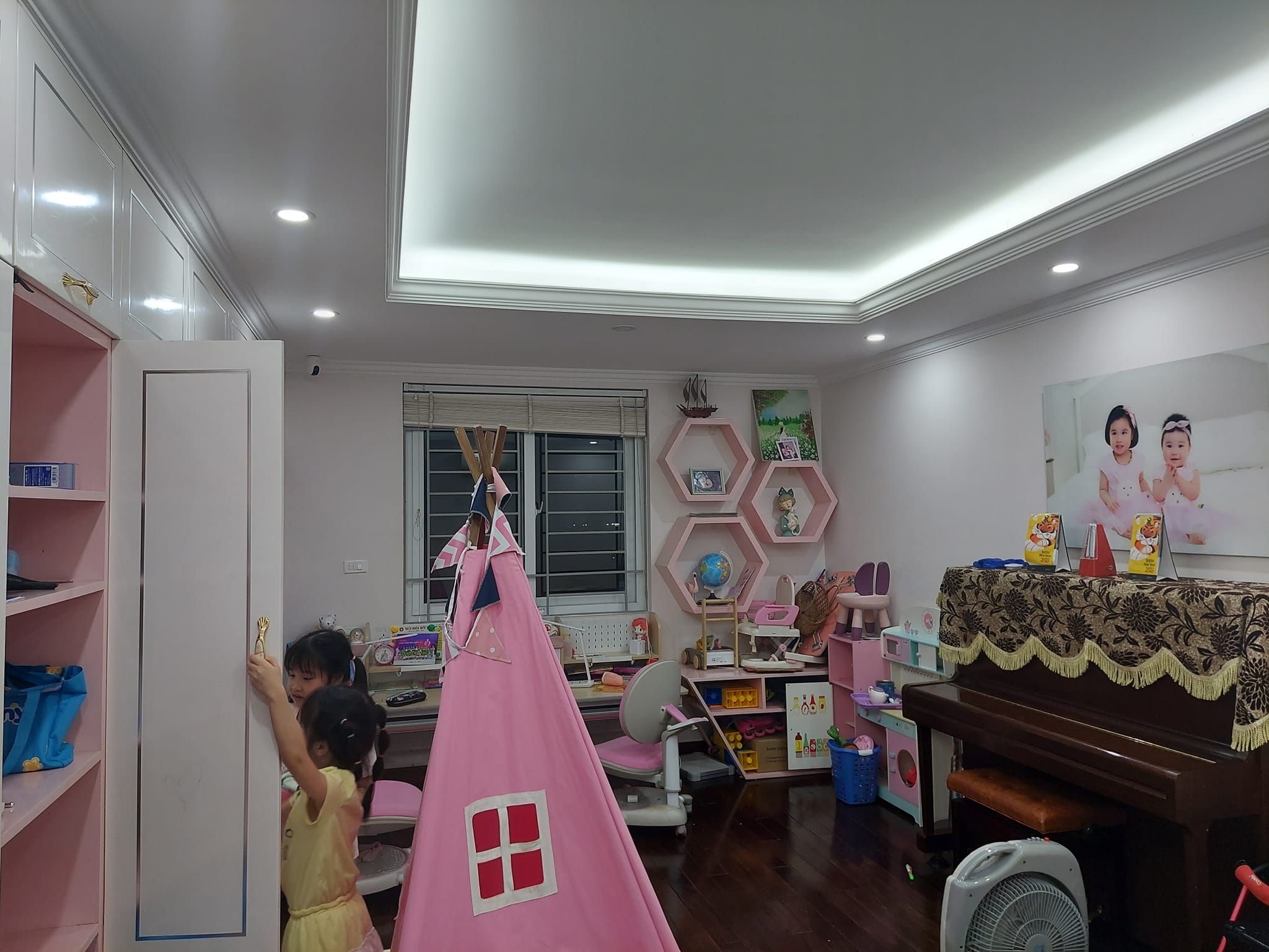 Bán gấp căn hộ 135m2 3PN full đồ, lô góc tại chung cư Linh Đàm. Giá rẻ bất ngờ