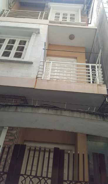 Chính chủ cho thuê nhà nguyên căn 3 tầng tại phố Nguyễn Văn Cừ, cách phố Ái Mộ 100m