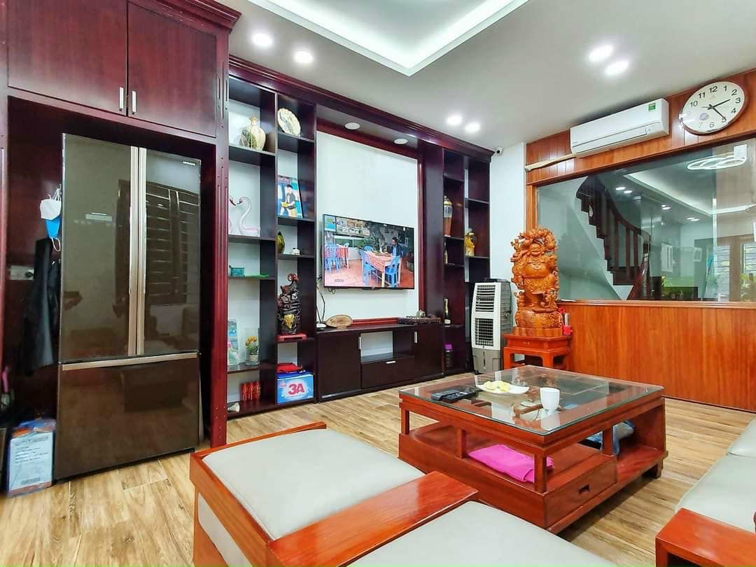 Chính chủ cần tiền bán gấp căn nhà 5 tầng ngay mặt phố Xã Đàn, diện tích 62m2 giá 32 tỷ kinh doanh tốt