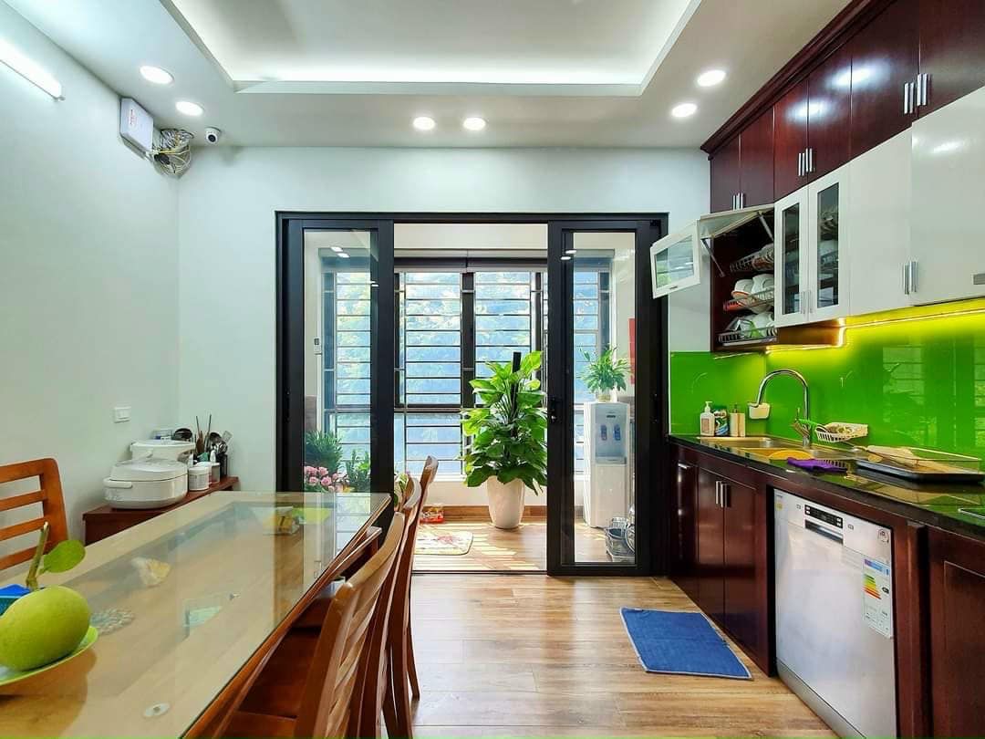 Chính chủ cần tiền bán gấp căn nhà 5 tầng ngay mặt phố Xã Đàn, diện tích 62m2 giá 32 tỷ kinh doanh tốt
