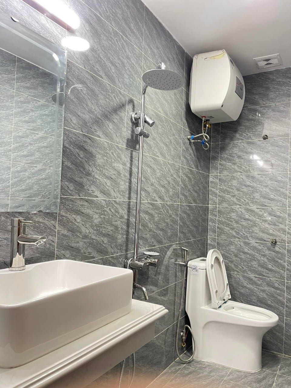 Chính chủ cần bán nhà phố Trần Thái Tông Cầu Giấy, 50m ra ngõ ô tô tránh - DT 38m2, nhà 4 tầng, 4 phòng ngủ, mặt tiền 5m giá 5,25 tỷ. Chủ tặng full nội thất khách về ở luôn