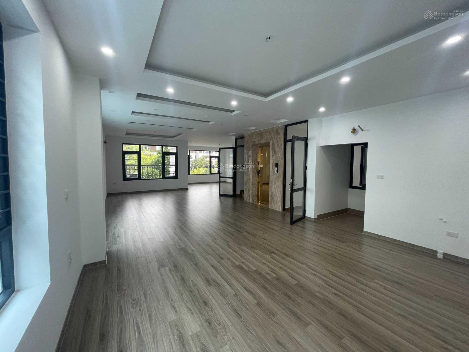 Cần cho thuê nhà mới xây phố Lạc Long Quân mới xây xong DT 140m2x5T MT 8m thông sàn, 2 mặt thoáng