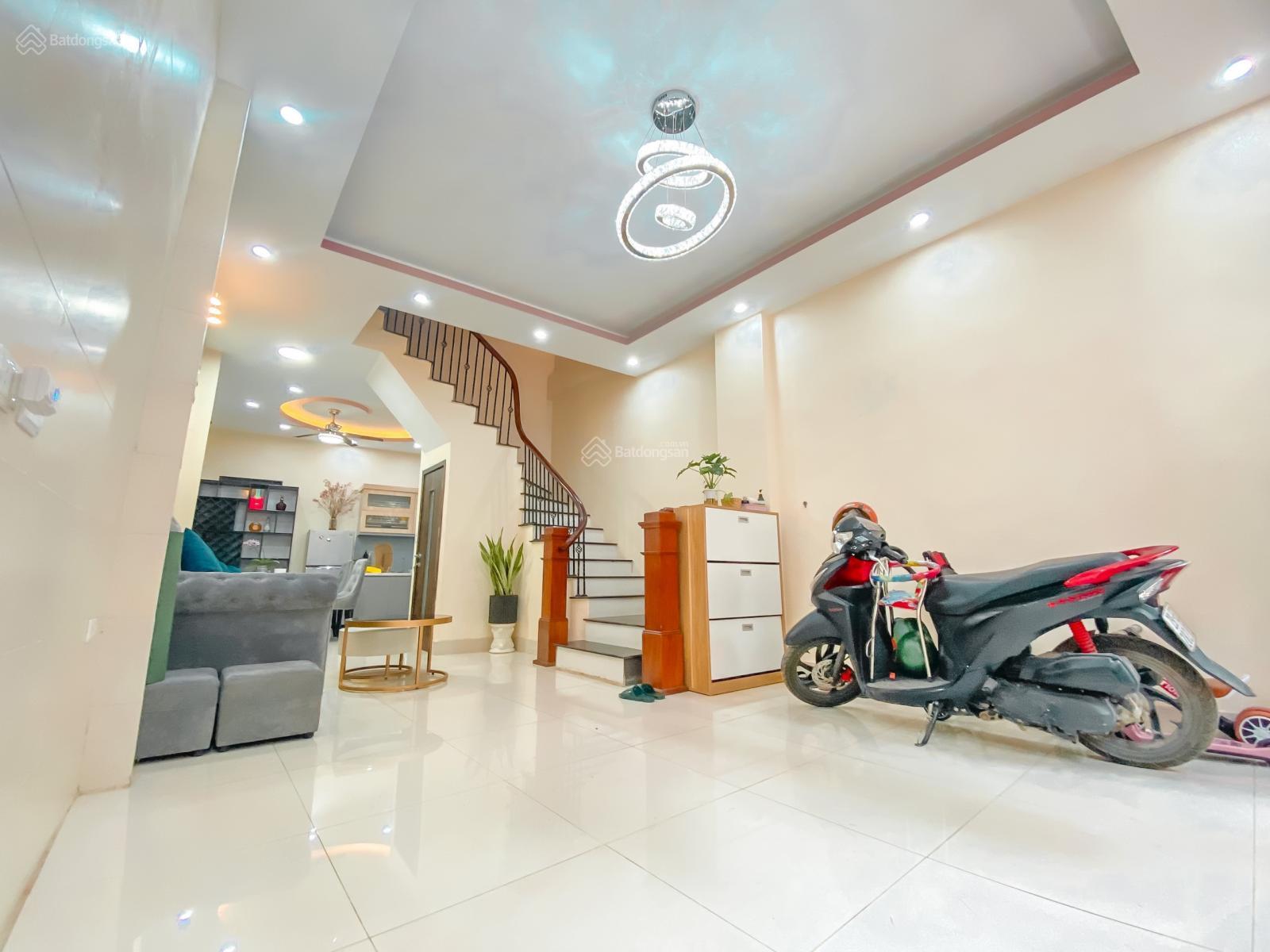 Chính chủ cần cho thuê nhà riêng 4 tầng 45m2 tại Phố Trạm, Long Biên, nhà mặt ngõ ô tô 7 chỗ tránh, vào nhà