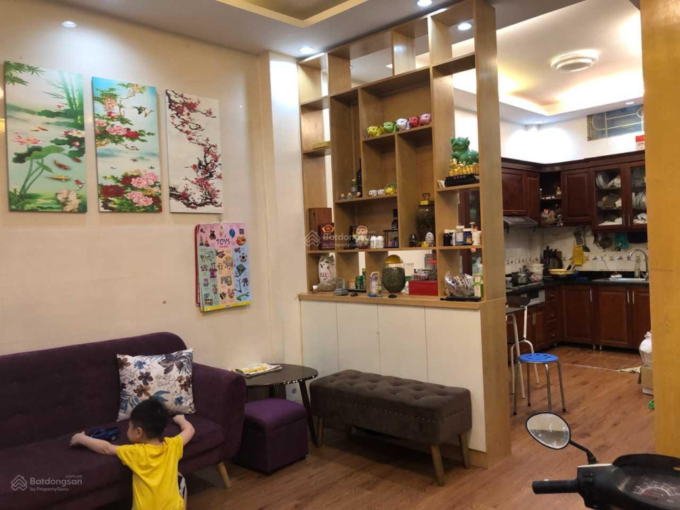 Cho thuê nhà tại Chùa Láng ngay gần đại học GTVT. Diện tích 50mx5T, có thể vừa ở vừa kinh doanh, giá 15 triệu