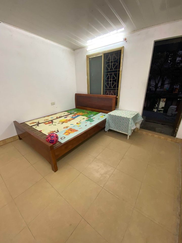 Cho thuê căn hộ tập thể tầng 2 tại Thái Thịnh, Đống Đa, Hà Nội. Nhà tập thể ngay mặt phố Thái Thịnh