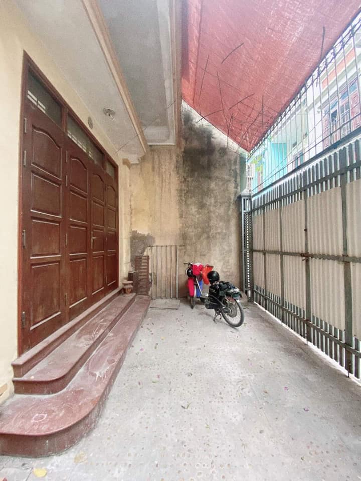 Cho thuê Nhà riêng Phố Vương Thừa Vũ- 100m2 4 tầng - ngõ ô tô - có sân rộng để ô tô ,xe máy