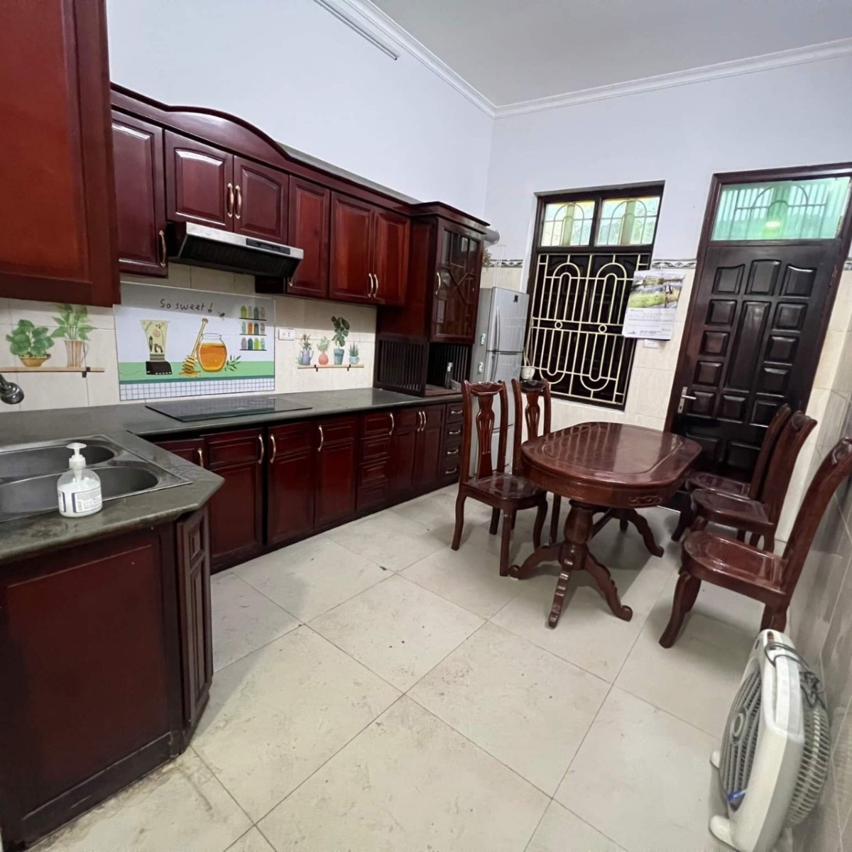 Cần cho thuê nhà tại đường Hoàng Quốc Việt, rộng 45m2, nhà 5 tầng, giá thuê chỉ 22 triệu/tháng