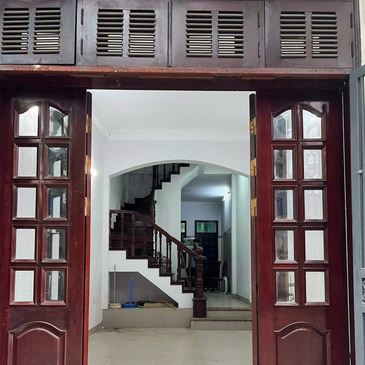 Cần cho thuê nhà tại đường Hoàng Quốc Việt, rộng 45m2, nhà 5 tầng, giá thuê chỉ 22 triệu/tháng