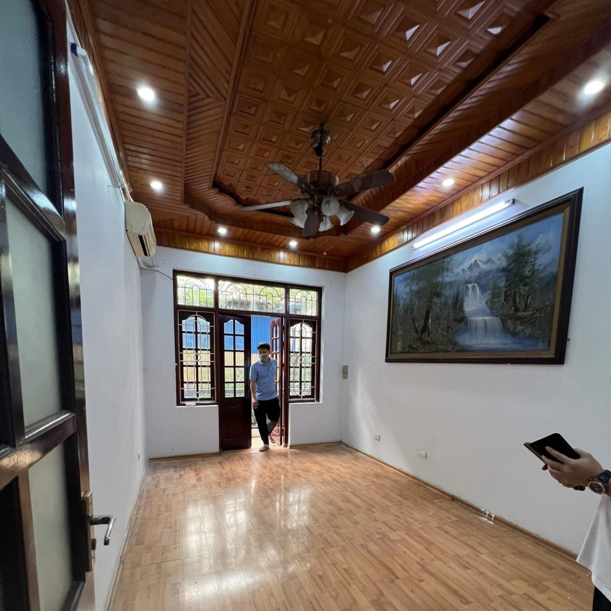 Cần cho thuê nhà tại đường Hoàng Quốc Việt, rộng 45m2, nhà 5 tầng, giá thuê chỉ 22 triệu/tháng