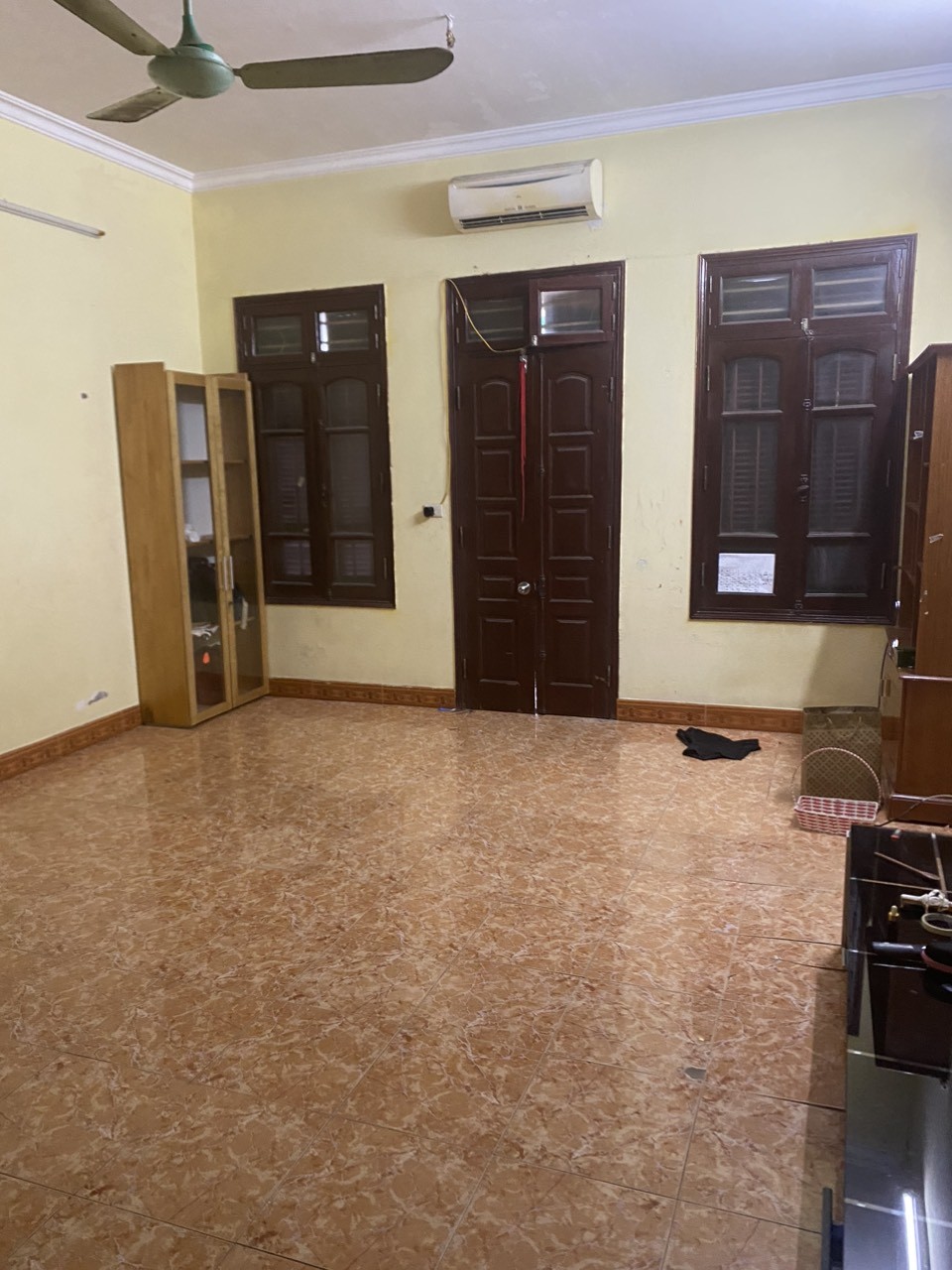 Cho thuê biệt thự tại phố Đào Tấn diện tích 90m2, 3 tầng, 200m cả sân