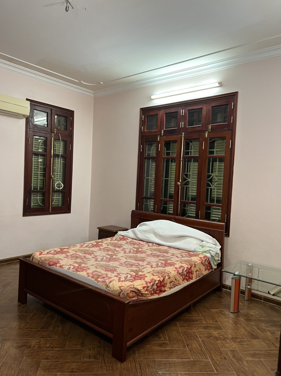Cho thuê biệt thự tại phố Đào Tấn diện tích 90m2, 3 tầng, 200m cả sân